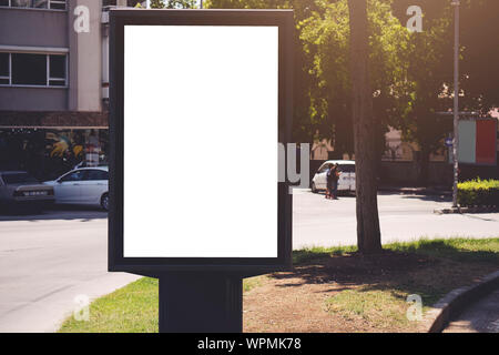 Blank billboard verticale. Maquette de la publicité extérieure avec copie espace sur le trottoir de la rue de la ville. Banque D'Images