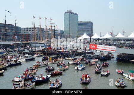 Amsterdam, Pays-Bas - le 22 août 2015 : Bateaux sur méandre dans IJ Harbour Amsterdam pendant la voile 2015. Banque D'Images