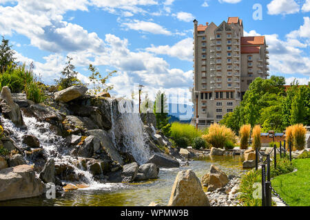 Un grand bassin avec chute d'eau à l'intérieur de la fonction McEuen Park près de resorts et Tubbs Hill dans la ville au bord du lac de Coeur d'Alene, Idaho. Banque D'Images