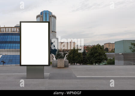 Affiche vierge de panneau d'affichage de rue maquette dans le centre-ville. Banque D'Images