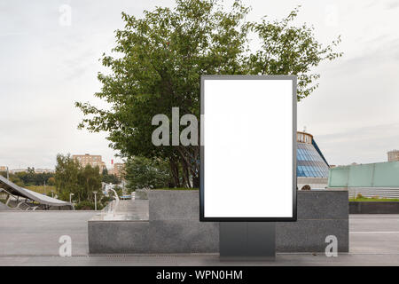 Affiche vierge de panneau d'affichage de rue maquette dans le centre-ville. Banque D'Images