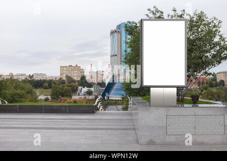 Affiche vierge de panneau d'affichage de rue maquette dans le centre-ville. Banque D'Images