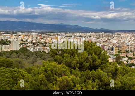 Vue panoramique du château de Bellver à Palma sur l'île des Baléares Mallorca, Espagne sur une journée ensoleillée Banque D'Images