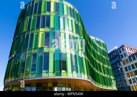 L'architecture moderne avec le Vase en verre vert à Malmo, Suède Banque D'Images