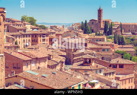 Belle ville italienne Sienne avec ruelles et rues et toits anciens haut Vue de dessus Banque D'Images
