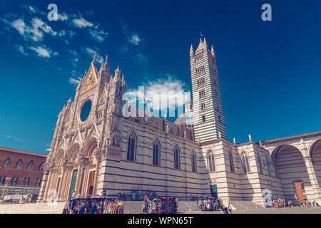 Cathédrale de Sienne sur ciel bleu, Toscane, Italie, plan large Banque D'Images