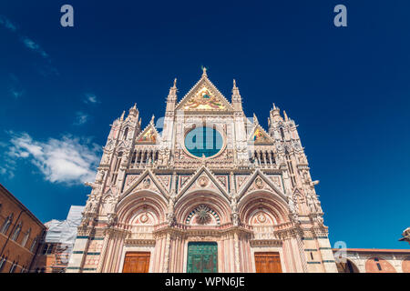 Cathédrale de Sienne sur ciel bleu, Toscane, Italie, plan large Banque D'Images