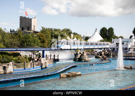 Le train EP Express passe au-dessus du Poseidon Water Coaster Ride à Europa-Park à Rust, en Allemagne. Banque D'Images