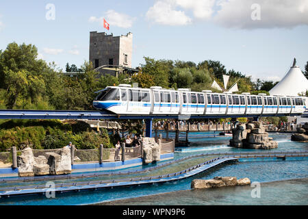 Le train EP Express passe au-dessus du Poseidon Water Coaster Ride à Europa-Park à Rust, en Allemagne. Banque D'Images