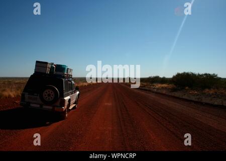 Peu de repos sur la route de Tanami d'Alice Springs à Broome, près de Wolf Creek Meteor Crater, 1000km descellé road, sable rouge, outback Banque D'Images