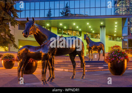 Sculpture de cheval, l'Hôtel de Ville de Calgary, Calgary, Alberta, Canada Banque D'Images