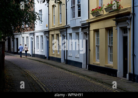 Couple en train de marcher au-delà de la maisons géorgiennes sur la rue Prince pavées, Hull, East Yorkshire, England UK Banque D'Images