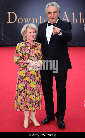 Imelda Staunton et Jim Carter assistant à la première mondiale de Downton Abbey, tenue à l'Cineworld Leicester Square, Londres. Banque D'Images