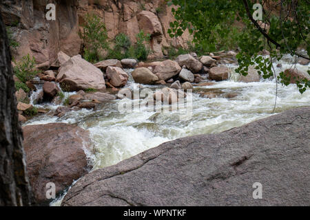 Montagnes du Colorado se précipiter d'eau Banque D'Images