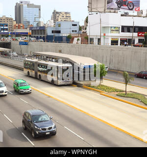 LIMA, PÉROU - 13 février 2012 : la ligne de bus Metropolitano B l'arrêt au croisement des avenues et Ricardo Palma Paseo de la Republica Banque D'Images
