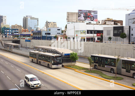 LIMA, PÉROU - 13 février 2012 : la ligne de bus Metropolitano un arrêt au croisement des avenues et Ricardo Palma Paseo de la Republica Banque D'Images