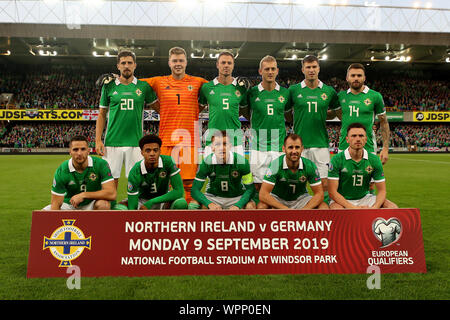 L'Irlande du Nord Craig Cathcart (retour de gauche à droite), Bailey Peacock-Farrell, Jonny Evans, George Saville, Paddy McNair, Stuart Dallas, Conor Washington (front de gauche à droite), Jamal Lewis, Steven Davis, Niall McGinn et Corry Evans posent pour une photographie avant l'UEFA Euro 2020 match de qualification du groupe C à Windsor Park, Belfast. Banque D'Images