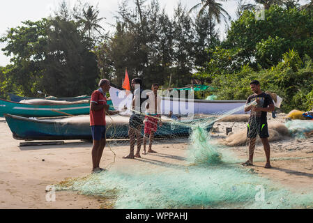 Plage de Ashvem, Goa/Inde- 1 Mai 2018 : les pêcheurs locaux se préparer pour s'aventurer dans la mer à la plage de Ashvem peu à Goa en Inde Banque D'Images