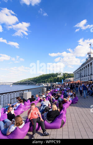 Kiev, Kiev : fleuve Dniepr (Dnipro), Parkovy (pédestre) Pont. vue du Port de la rivière terminal passager, navire à passagers, cafe à Podil, Kiev, Ukraine Banque D'Images