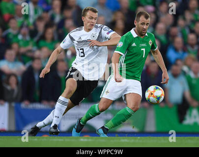 Belfast, Royaume-Uni. 09Th Sep 2019. duels, duel Lukas Klostermann (Allemagne) contre Niall McGinn (Irlande du Nord). GES/football/Qualification EURO : l'Irlande du Nord - Allemagne, 09.09.2019 Football/soccer : qualificatifs européens : l'Irlande du Nord contre l'Allemagne, à Belfast, le 9 septembre 2019 | dans le monde entier : dpa Crédit/Alamy Live News Banque D'Images