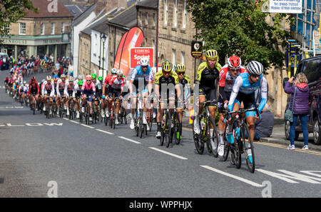 Peloton principal à l'étape 3 du Tour de Bretagne à Warkworth Banque D'Images