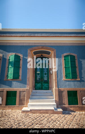 Porte de couleur dans une maison traditionnelle en pierre dans le village de Molyvos, île de Lesvos, Grèce. Molyvos et est un pittoresque village traditionnel de Lesvos. Banque D'Images