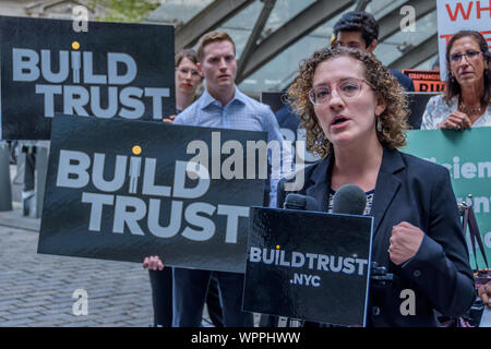 New York, USA. Sep 9, 2019. Rachael Fauss, analyste principal de recherche pour réinventer Albany - Transport des groupes de défense et les élus locaux ont tenu une conférence de presse et rassemblement à Bowling Green le 8 septembre 2019 pour lancer la campagne d'établir la confiance et de publier un rapport avec quatre recommandations pour gouverneur Cuomo pour offrir un bon rapport coût-efficacité du programme d'immobilisations 2020-2024 MTA pour définir le système de métro sur un plan d'amélioration continue. Crédit : Erik McGregor/ZUMA/Alamy Fil Live News Banque D'Images