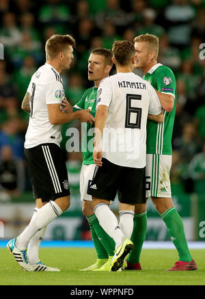 Toni Kroos de l'Allemagne (à gauche) et Joshua Kimmich (deuxième à droite) parle avec l'Irlande du Nord George Saville (droite) et Steven Davis pendant l'UEFA Euro 2020 match de qualification du groupe C à Windsor Park, Belfast. Banque D'Images