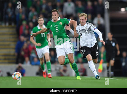 Belfast, Royaume-Uni. 09Th Sep 2019. duels, Duel Julian Brandt (Allemagne) vs. r Jonny Evans (Irlande du Nord). GES/football/Qualification EURO : l'Irlande du Nord - Allemagne, 09.09.2019 Football/soccer : qualificatifs européens : l'Irlande du Nord contre l'Allemagne, à Belfast, le 9 septembre 2019 | dans le monde entier : dpa Crédit/Alamy Live News Banque D'Images