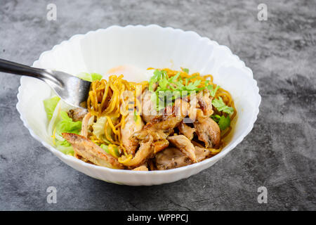 Nouilles aux œufs servis avec du miel et poulet rôti, des oeufs à la coque (Onsen Tamago oeufs) Banque D'Images