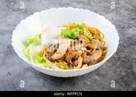 Nouilles aux œufs servis avec du miel et poulet rôti, des oeufs à la coque (Onsen Tamago oeufs) Banque D'Images