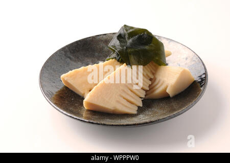 Wakatakeni à mitonner les jeunes pousses de bambou avec une cuisine traditionnelle japonaise d'algues wakame Banque D'Images