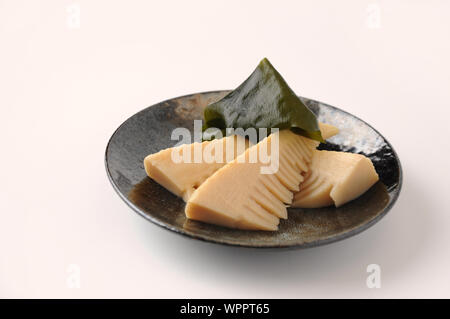 Wakatakeni à mitonner les jeunes pousses de bambou avec une cuisine traditionnelle japonaise d'algues wakame Banque D'Images