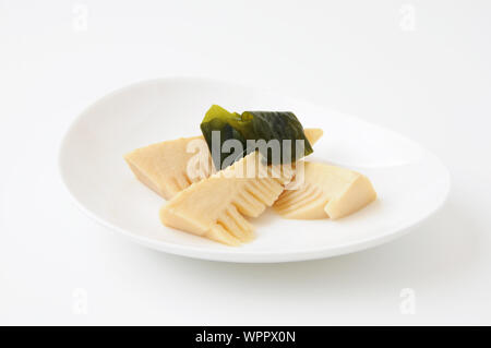 Wakatakeni à mitonner les jeunes pousses de bambou avec une cuisine traditionnelle japonaise d'algues wakame Banque D'Images