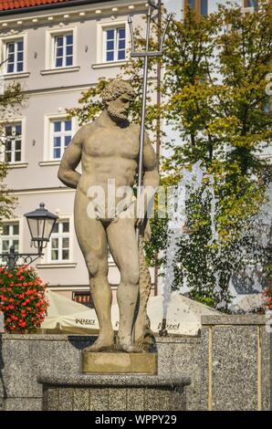 BIELSKO-BIALA, Pologne - 1 septembre 2019 : statue de Neptune à la fontaine sur la place du marché de Bielsko-Biala, Pologne. Banque D'Images