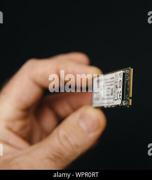 Paris, France - Nov 2, 2018 : Détail de l'interface pour les nouveaux SK Hynix rapide La mémoire non volatile de la NVM express Host Controller Interface disque dur SSD fabriqués par le géant coréen tech Banque D'Images