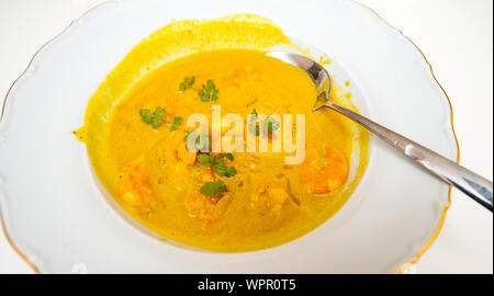 Vue de dessus de plaque blanche avec sauce curry aux crevettes - délicieuses de bio ingrédients biologiques Banque D'Images