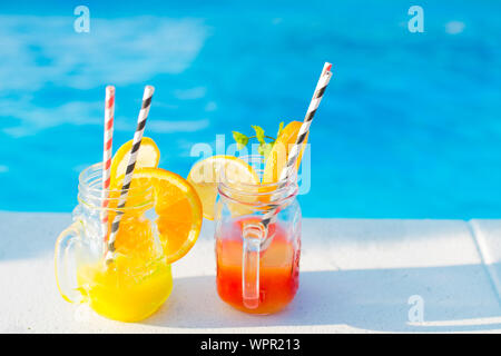 Lunettes avec de savoureux cocktails proche piscine Banque D'Images