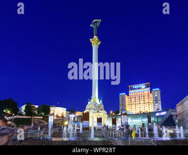 Kiev, Kiev : Maidan Nezalezhnosti (Place de l'indépendance), Monument de l'indépendance, dans l'Ukraine d'hôtel , Kiev, Ukraine Banque D'Images