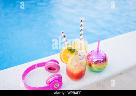 Lunettes avec de savoureux cocktails proche piscine Banque D'Images