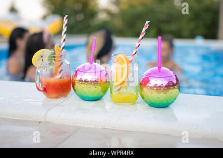 Lunettes avec de savoureux cocktails proche piscine Banque D'Images