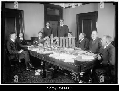 MACHINE GUN DU MINISTÈRE DE LA GUERRE. TRACY DIXON, debout, de gauche ; le brigadier. GEN. TODD, 2ème ou 3ème DE GAUCHE ; NEWTON D. BAKER, 4ème de la droite ; Lawrence B. BENETT, 3E DE LA DROITE ; LE MAJ. GEN. DICKMAN, 2ème À PARTIR DE LA DROITE. Non Identifiés d'autres Banque D'Images