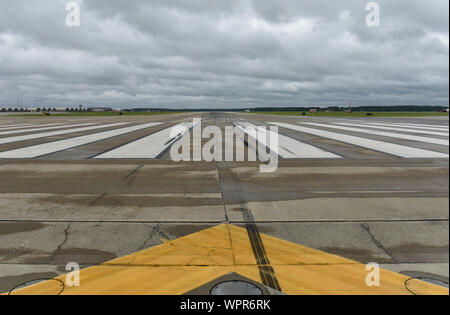 Nuages de tempête de recueillir que l'Ouragan Dorian approché Joint Base Langley-Eustis, Virginie, le 6 septembre 2019. Les résidents ont été évacués de logement de base sur et autour de l'installation. (U.S. Air Force photo par un membre de la 1re classe Sarah Dowe) Banque D'Images