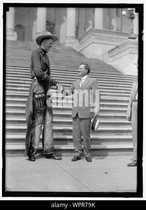 MADSEN, RALPH E. LE GRAND COW-BOY. Au CAPITOL, serrant la main avec le sénateur MORRIS SHEPPARD Banque D'Images