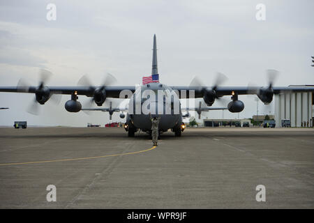 Un C-130 Hercules et les membres de la 186ème escadron de transport aérien du 120e Airlift Wing, Montana Air National Guard, revenir à l'Aéroport International de Great Falls de l'Asie du Sud-Ouest, 6 septembre 2019. Ils ont été déployés à l'appui de l'opération Bouclier spartiate. Banque D'Images