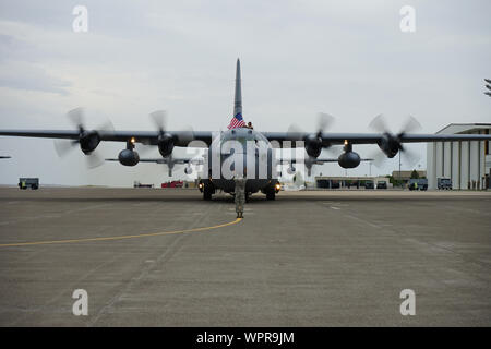 Un C-130 Hercules et les membres de la 186ème escadron de transport aérien du 120e Airlift Wing, Montana Air National Guard, revenir à l'Aéroport International de Great Falls de l'Asie du Sud-Ouest, 6 septembre 2019. Ils ont été déployés à l'appui de l'opération Bouclier spartiate. Banque D'Images