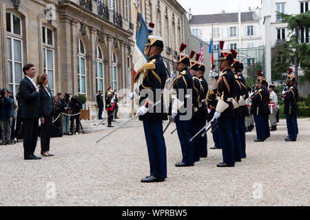 Le secrétaire à la défense, le Dr Mark T. Esper rencontre le ministre français de l'Armée Florence Parly, à l'Hôtel de Brienne, Paris, 7 septembre 2019. (DoD photo par Lisa Ferdinando) Banque D'Images