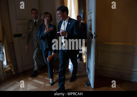 Le secrétaire à la défense, le Dr Mark T. Esper rencontre le ministre français de l'Armée Florence Parly, à l'Hôtel de Brienne, Paris, 7 septembre 2019. (DoD photo par Lisa Ferdinando) Banque D'Images