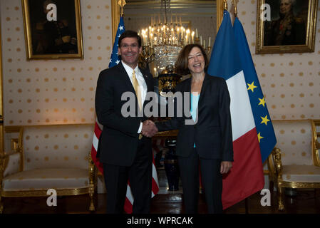 Le secrétaire à la défense, le Dr Mark T. Esper rencontre le ministre français de l'Armée Florence Parly, à l'Hôtel de Brienne, Paris, 7 septembre 2019. (DoD photo par Lisa Ferdinando) Banque D'Images