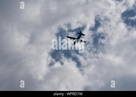 Un C-130H Hercules de la 179e Escadre de transport aérien, de l'Ohio Air National Guard, vole au-dessus de l'aéroport international de Tuzla, Bosnie-Herzégovine, le 9 septembre 2019 pour la flèche d'événement. Flèche d'argent est une commande européenne et américaine des forces de l'Air Europe formation financée par l'événement qui prend en charge l'interopérabilité multinationale et établit une voie à suivre pour l'introduction de la coordination de l'air et un élément Media Information Center - une nouvelle capacité pour les Forces armées de Bosnie-Herzégovine. (U.S. Photo de la Garde nationale aérienne Aviateur Senior Sarah M. McClanahan) Banque D'Images